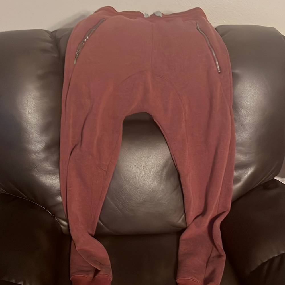 Maroon Comfortable Carbon sweatpants.